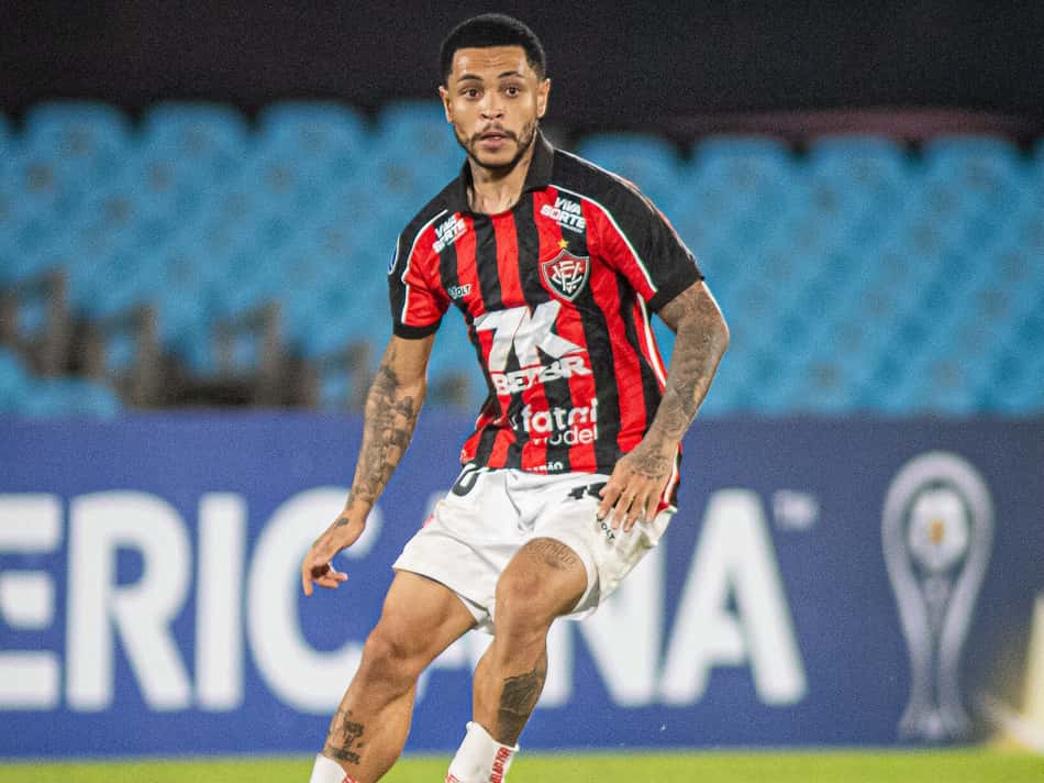 Matheuzinho em ação contra o Cerro Largo, no estádio Centenário  Foto: Victor Ferreira / EC Vitória