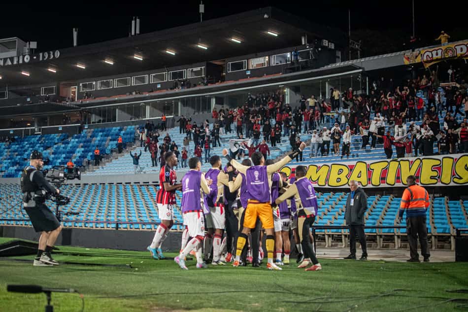 Jogadores comemoram vitória sobre o Cerro Largo Foto: Victor Ferreira / EC Vitória