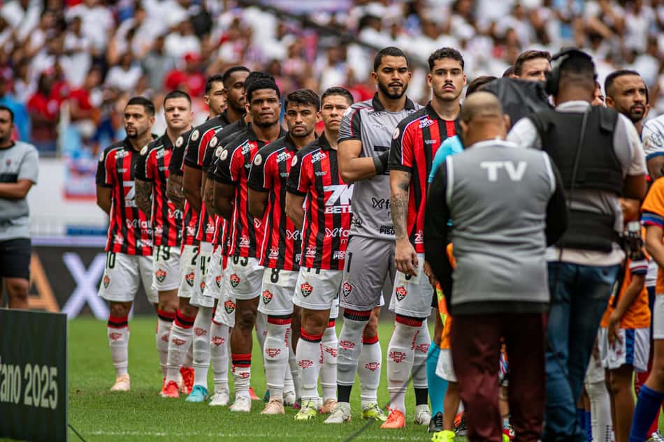 Jogadores do Vitória perfilados antes da bola rolar Foto: Victor Ferreira / EC Vitória