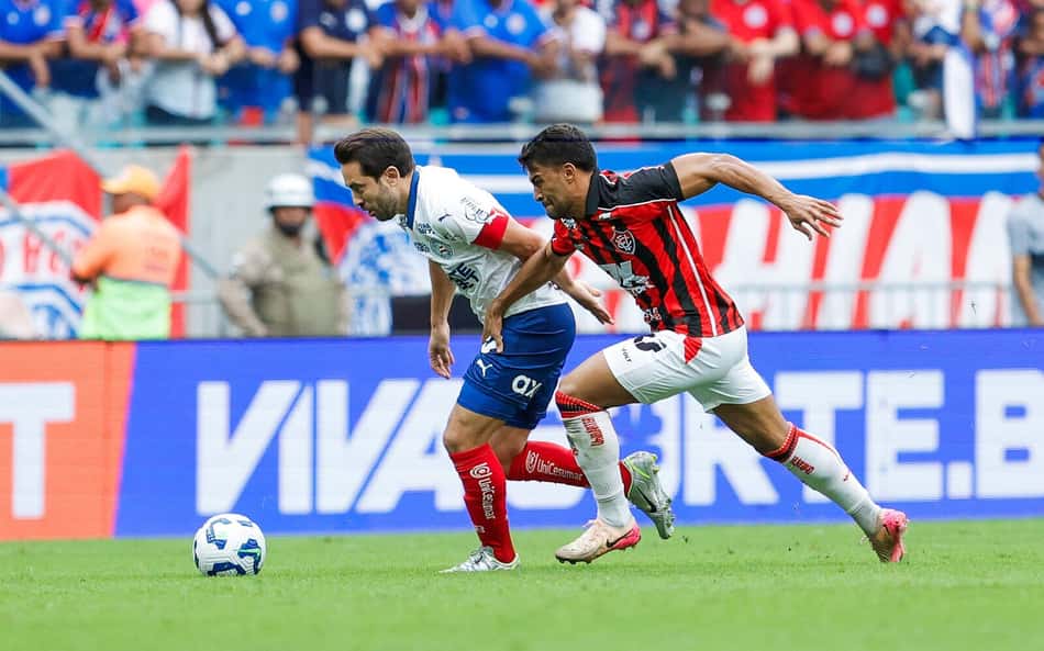 Everton Ribeiro e Ronald disputam a bola no Ba-Vi Foto: Rafael Rodrigues / EC Bahia