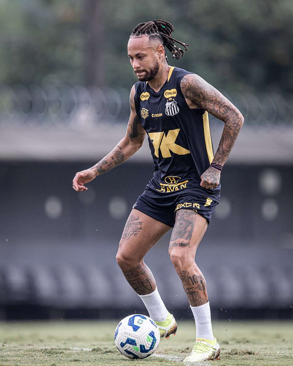Neymar treina no CT Rei Pelé antes de viagem para Alagoas; Santos enfrenta o CRB nesta quinta-feira (22), pela Copa do Brasil. (Foto: Raul Baretta/ Santos FC)