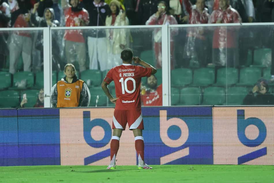 Alan Patrick, meia do Internacional, comemora gol de falta