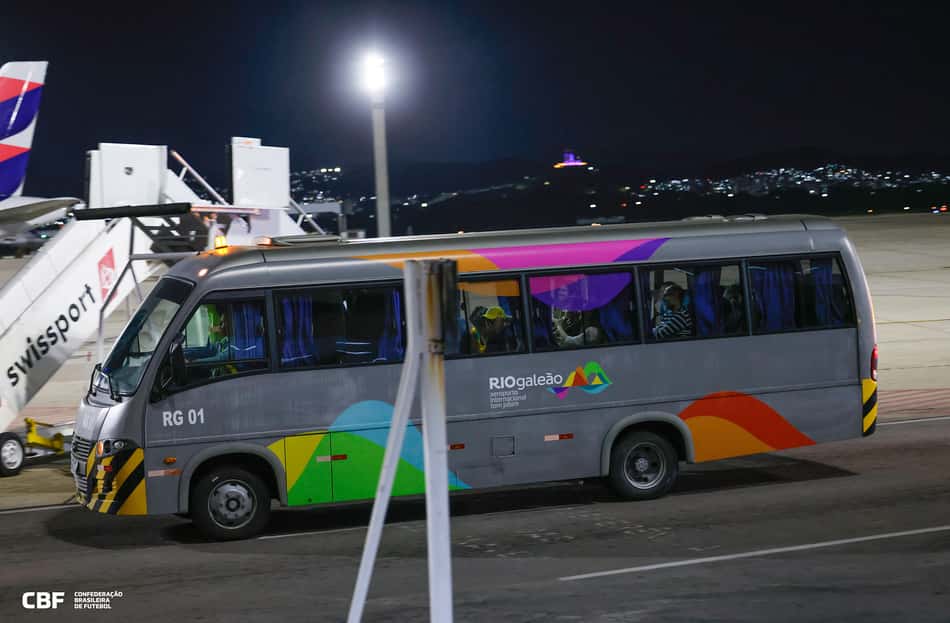 Carlo Ancelotti chega ao aeroporto e entra no ônibus (foto: Rafael Ribeiro/CBF)