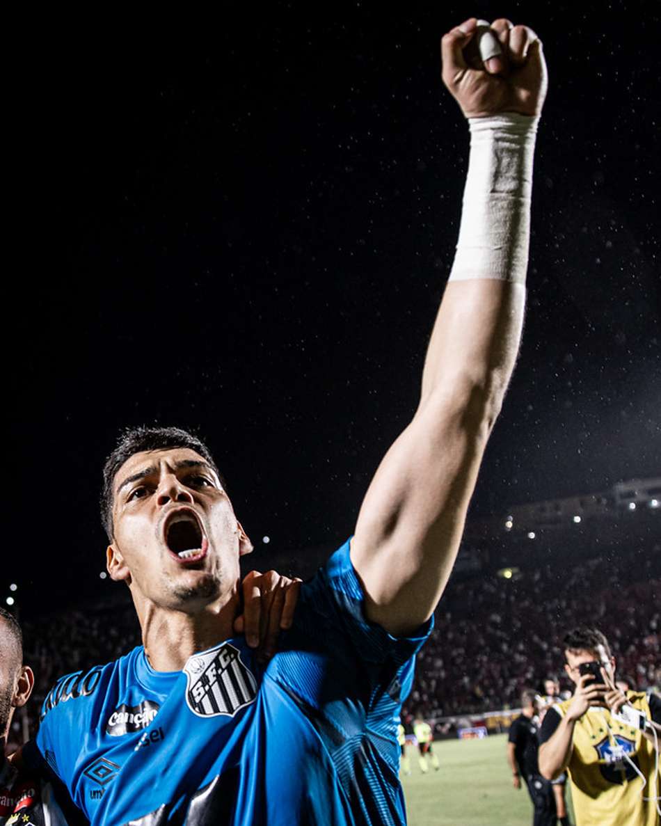 Gabriel Brazão celebra triunfo do Santos diante do Vitória, no Barradão, pelo Campeonato Brasileiro. (Foto: Raul Baretta/ Santos FC)