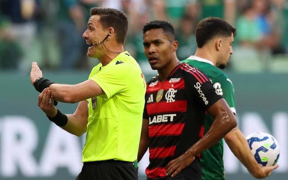 CBF divulga análise do VAR no jogo entre Palmeiras e Flamengo