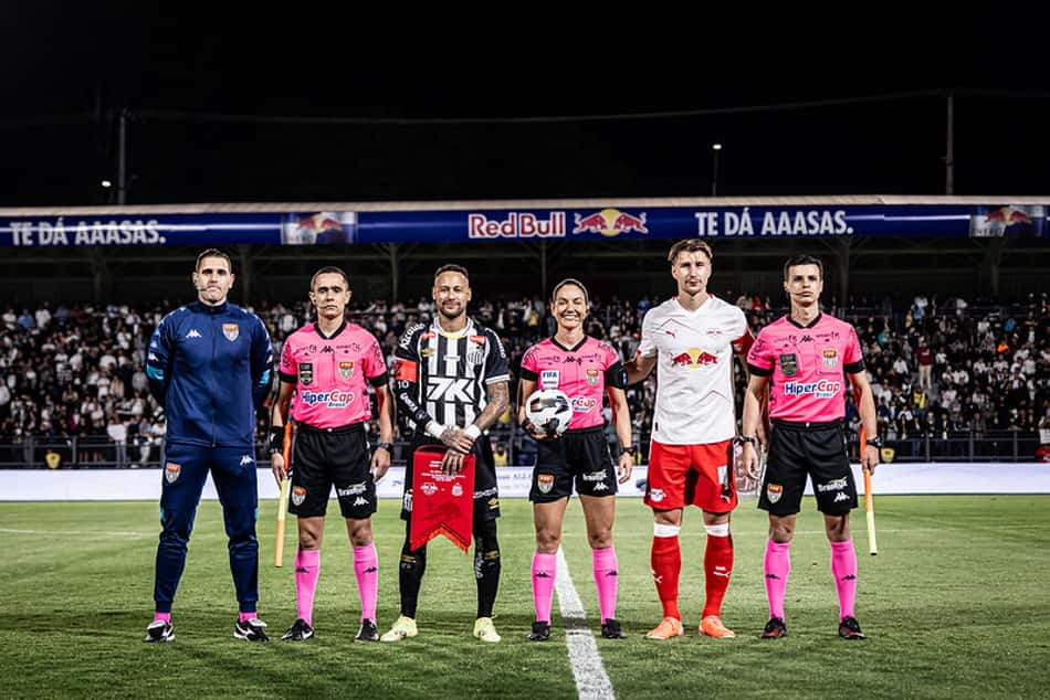 Pela primeira vez em 25 anos, uma equipe que disputa a Bundesliga comparece em um amistoso no Brasil. O Santos perdeu do Leipzig por 3 a 1, em Bragança Paulista. (Foto: Raul Baretta/ Santos FC)