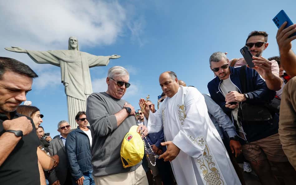Ancelotti visita o Cristo Redentor e recebe bênção antes de jogo da Seleção