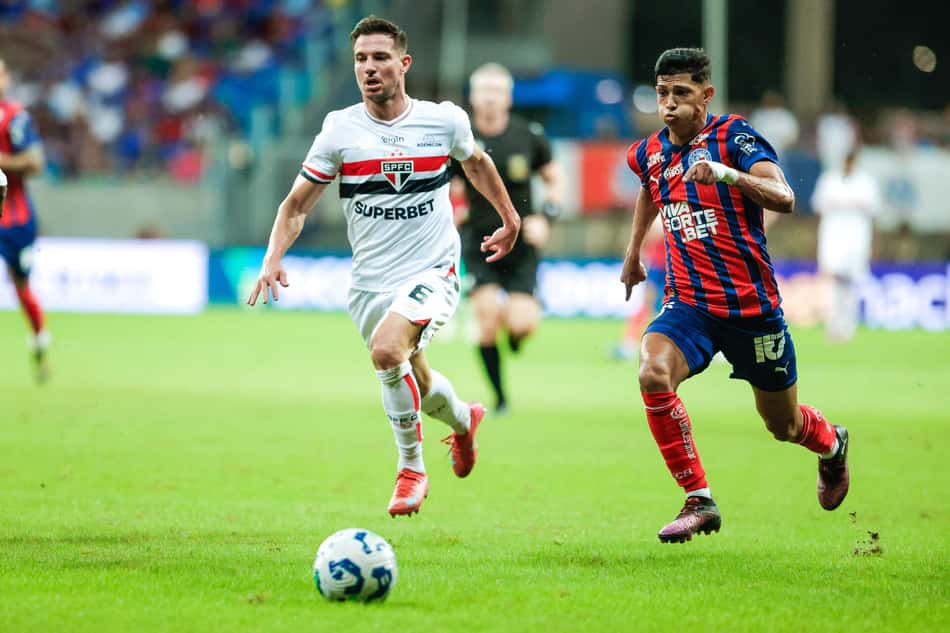 Cedric e Erick Pulga disputam bola em Bahia x São Paulo Foto: Rafael Rodrigues / EC Bahia