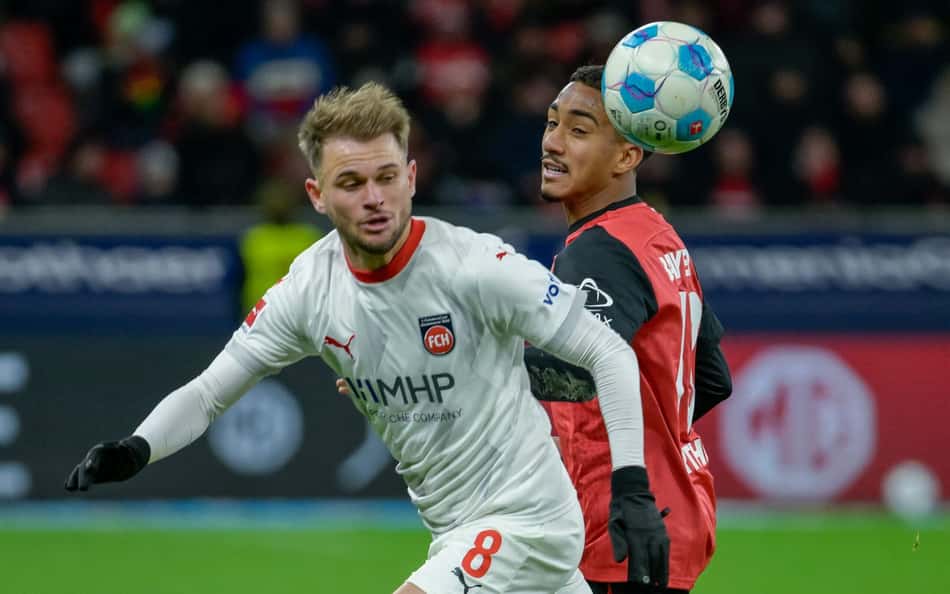 Com herói brasileiro, Heidenheim vence Elversberg e permanece na Bundesliga