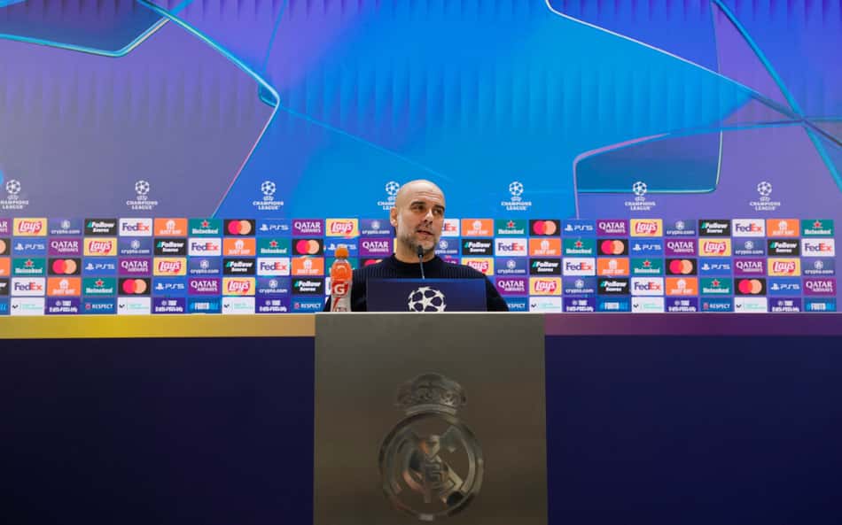 Pep Guardiola em coletiva de imprensa antes de partida contra o Real Madrid, pela Champions League (Foto: OSCAR DEL POZO / AFP)