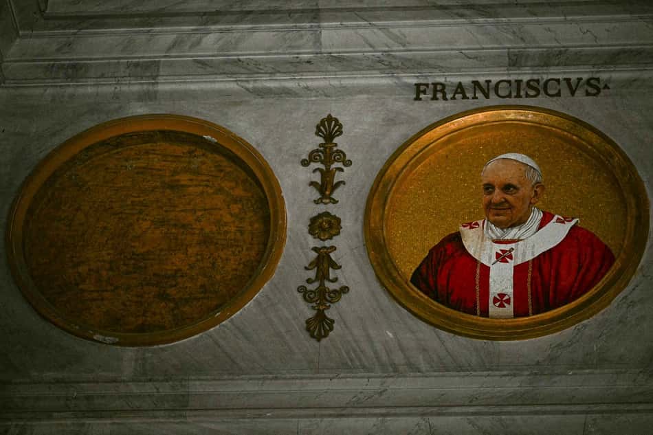 Uma fotografia do Papa Francisco na Basílica de São Paulo (Gabriel BOUYS / AFP)