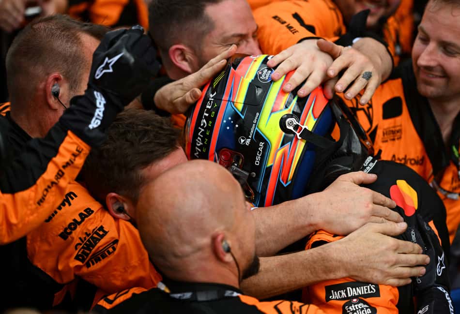 MIAMI, FLORIDA - MAY 04: Race winner Oscar Piastri of Australia and McLaren celebrates in parc ferme with his team during the F1 Grand Prix of Miami at Miami International Autodrome on May 04, 2025 in Miami, Florida. Rudy Carezzevoli/Getty Images/AFP (Photo by Rudy Carezzevoli / GETTY IMAGES NORTH AMERICA / Getty Images via AFP)