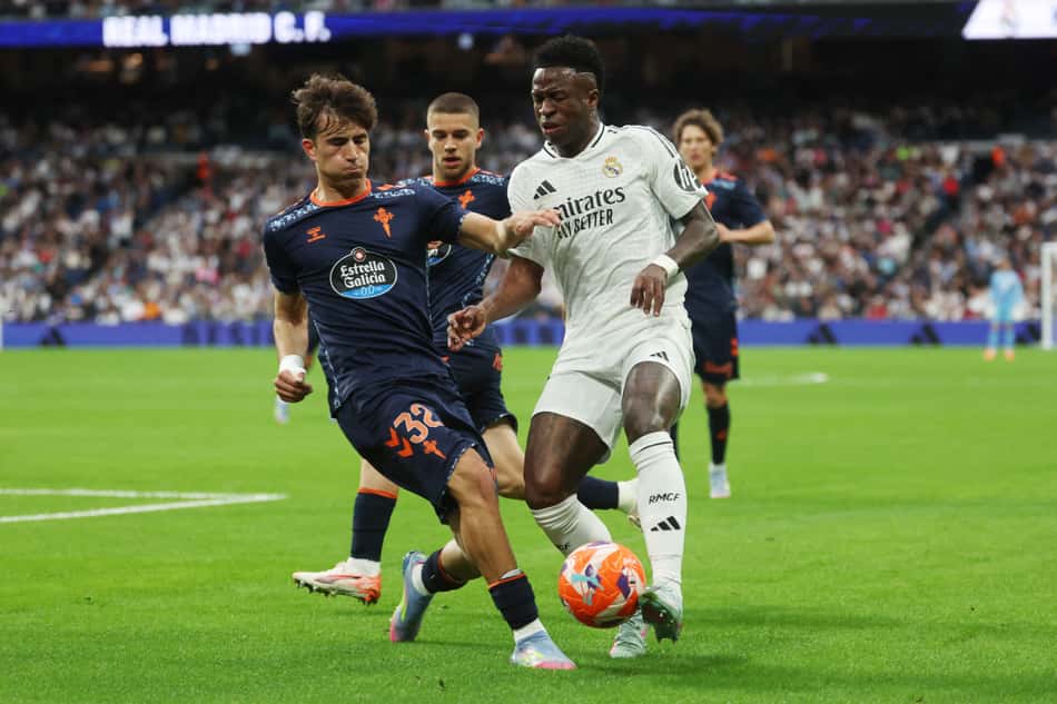 Vini Jr disputa bola em Real Madrid x Celta (FOTO: Pierre-Philippe MARCOU / AFP)