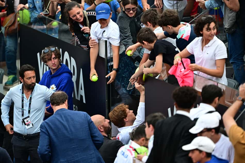 Itlaiano Jannik Sinner atende aos fãs em treino no Masters 1000 de Roma