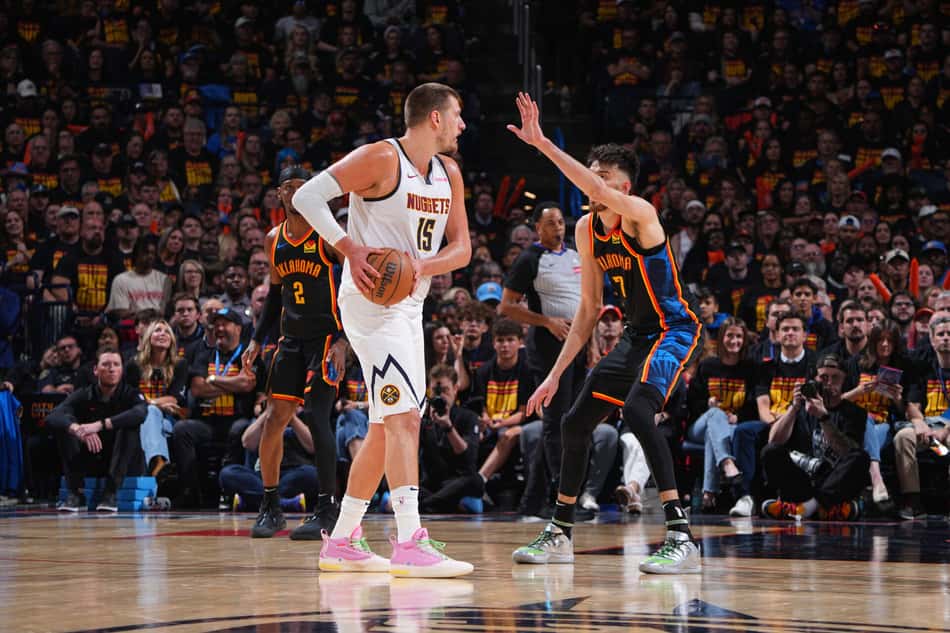 Três vezes MVP, Nikola Jokic, do Nuggets, em ação contra o Thunder em jogo dos playoffs da NBA (Foto: Garrett Ellwood/NBAE via Getty Images/AFP)