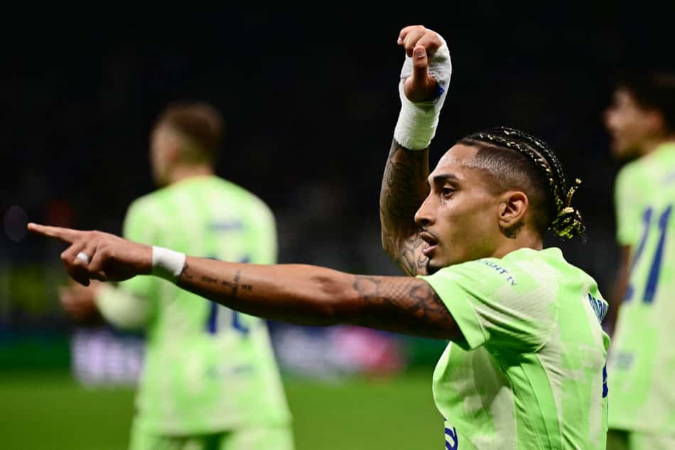 Raphinha comemora gol pelo Barcelona contra a Inter de Milão (Foto: Marco Bertorello/AFP)