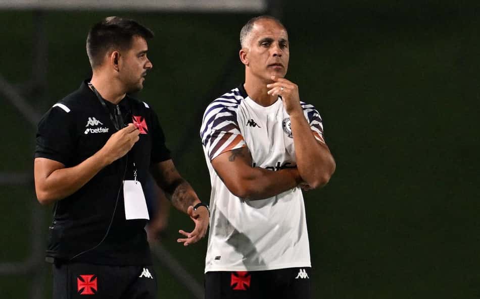 Eric Faria discorda de substituição feita por técnico do Vasco: 'Eu manteria'