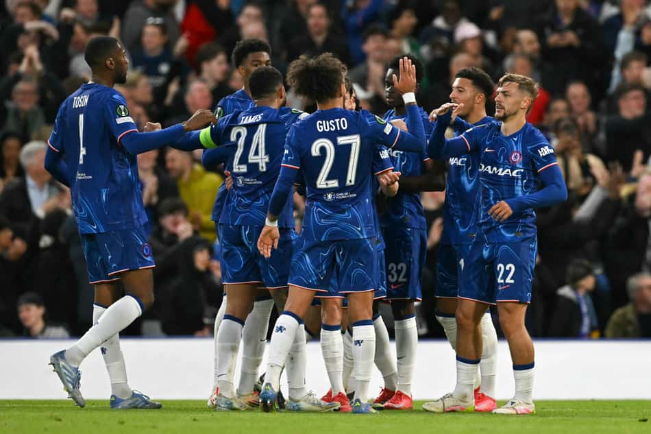 Elenco do Chelsea comemora gol contra o Djurgarden pela Conference League (Foto: Glyn Kirk/AFP)