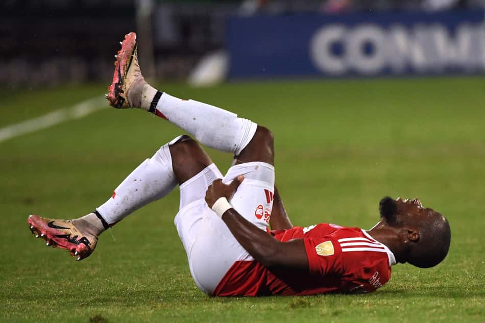 Enner Valencia se lesionou em Atlético Nacional x Internacional (Foto: Jaime Saldarriaga/AFP)