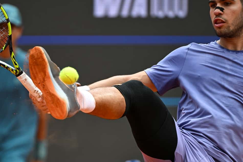 O espanhol Carlos Alcaraz mostra habilidade com os pés no Masters 1000 de Roma
