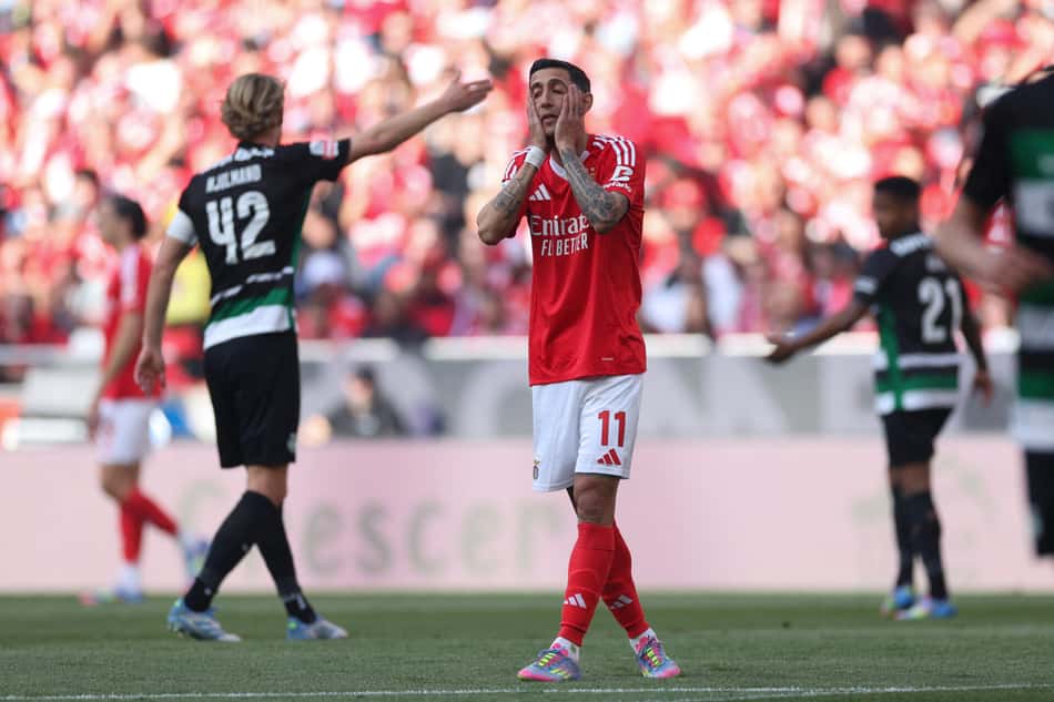 Di Maria em ação em Benfica x Sporting (Foto: Filipe Amorim/AFP)