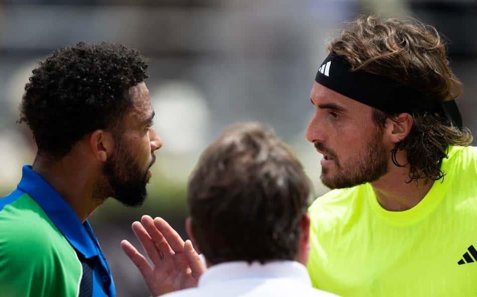 Arthur Fils discute com o grego Grego Stefanos Tsitsipas após o jogo em Roma (Photo by MARCO BERTORELLO / AFP)