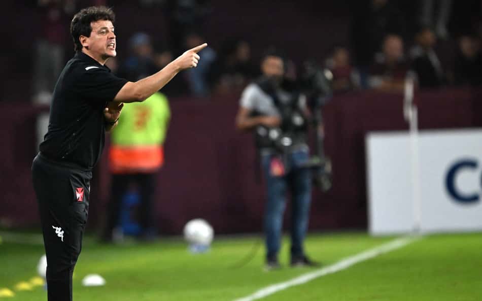 Diniz perde a paciência com jogador do Vasco; reação diverte torcedores