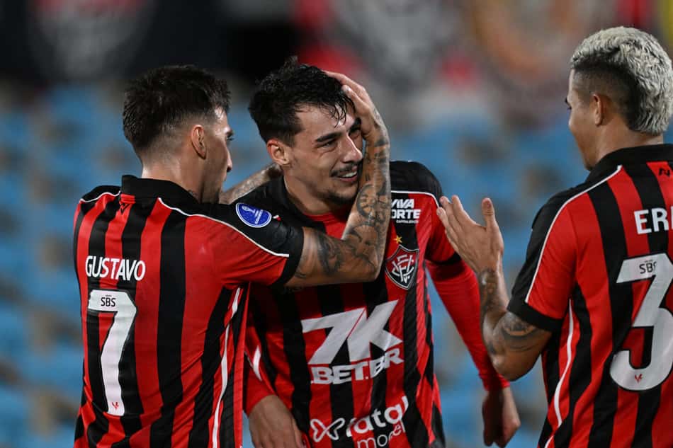 Jogadores comemoram gol de Claudinho contra o Cerro Largo Foto: Eitan ABRAMOVICH / AFP