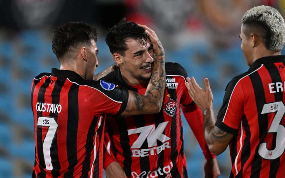 Jogadores comemoram gol de Claudinho contra o Cerro Largo Foto: Eitan ABRAMOVICH / AFP