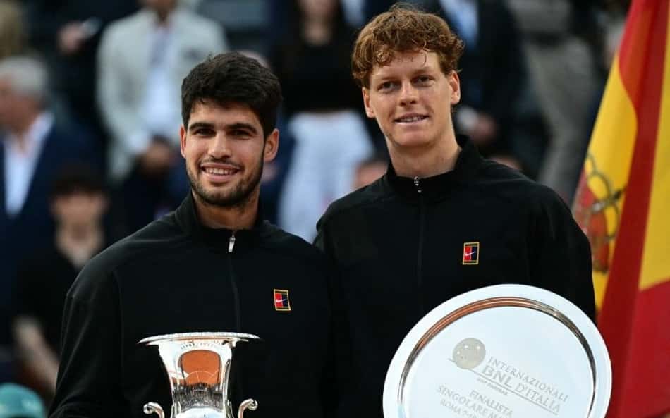 Alcaraz (e) derrotou Sinner na final do Masters 1000 de Roma (Foto:Tiziana FABI / AFP)