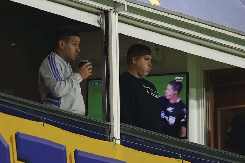 Juan Roman Riquelme assistiu a derrota do Boca ao lado do seu irmão, Cristian,  em seu camarote