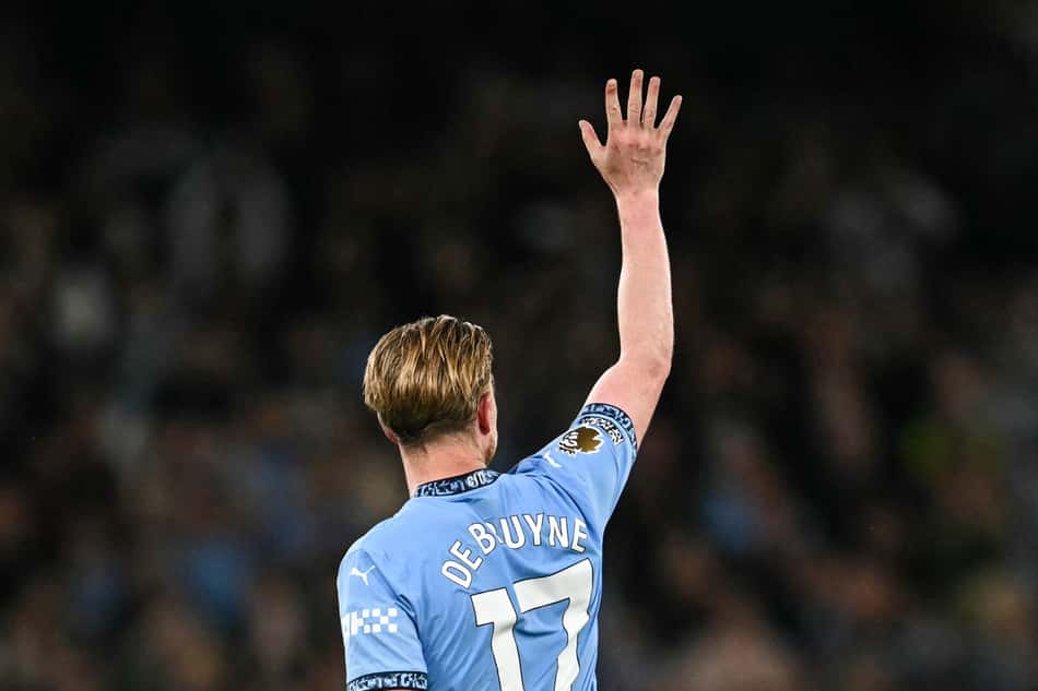 Kevin De Bruyne foi presenteado com a camisa 10 de Diego Maradona em seu primeiro treino no Napoli (Foto: Paul Ellis/AFP)