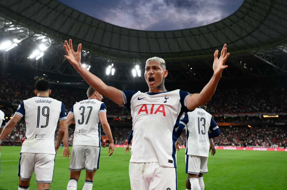 Richarlison comemora gol da equipe do Tottenham contra o Manchester United (Foto: Josep Lago/AFP)