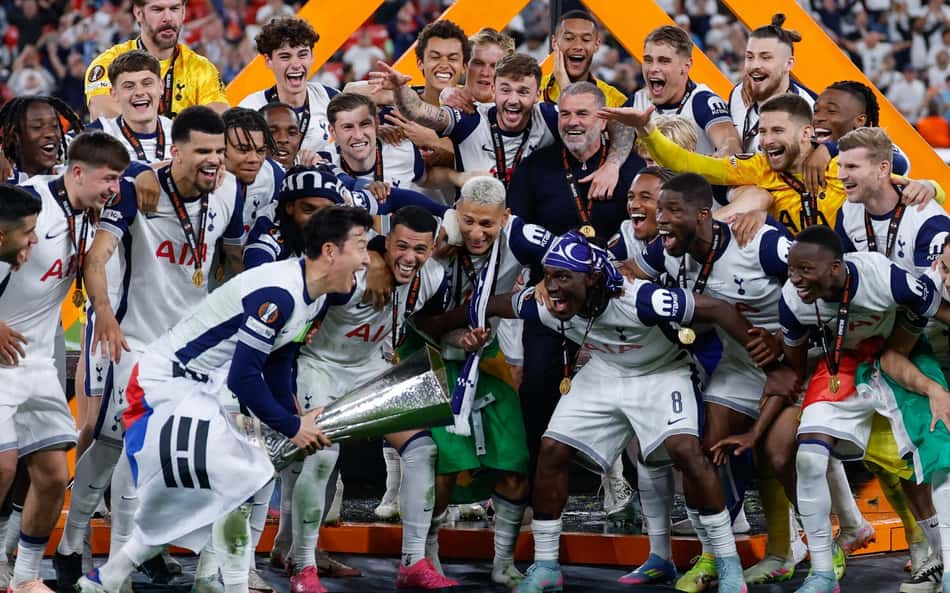 Craque do Brasileirão comemora título do Tottenham na Liga Europa