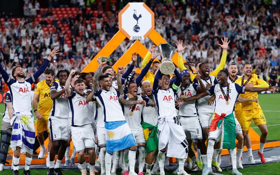 Harry Kane parabeniza Tottenham por título da Liga Europa