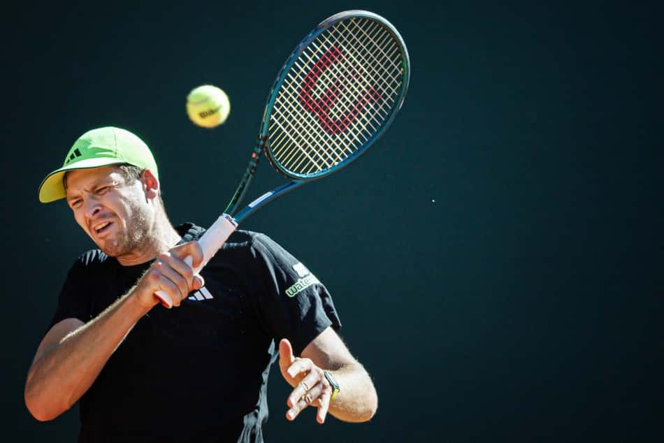O polonês Hubert Hurkacz na derrota para Novak Djokovic na final em Genebra (Foto: VALENTIN FLAURAUD / AFP)