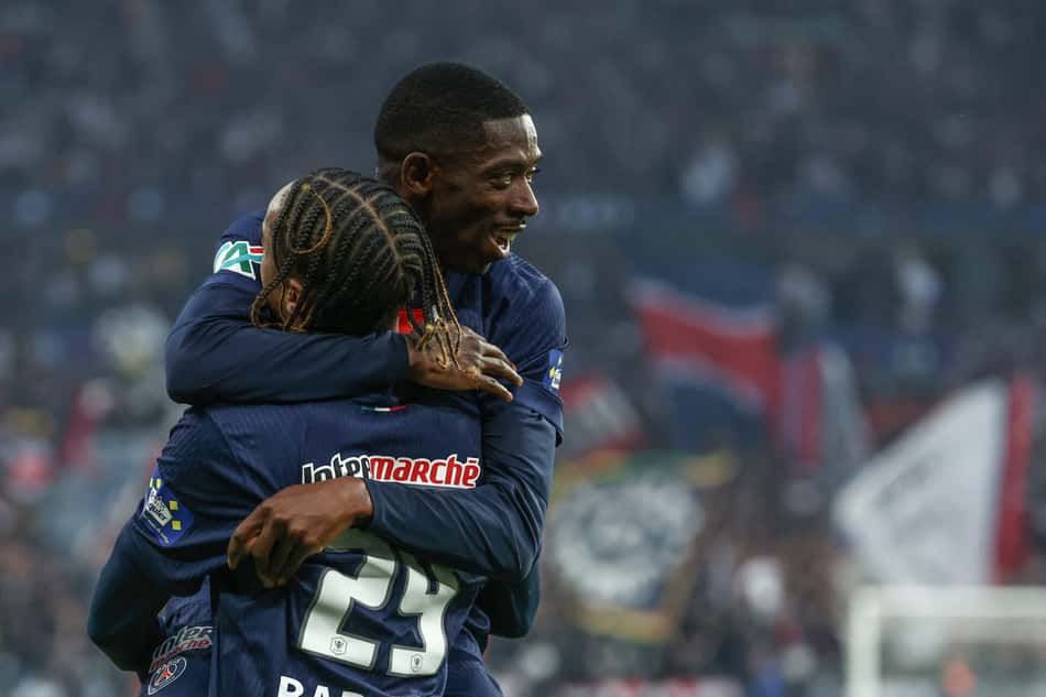 Barcola e Dembélé comemoram gol do PSG contra o Reims (Foto: Franck Fife/AFP)