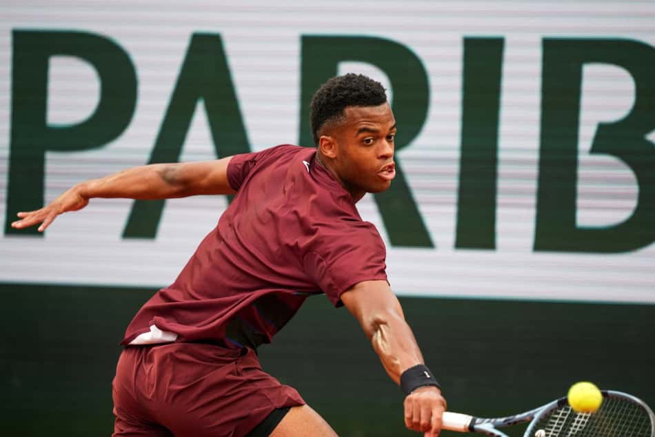 O anfitrião Giovanni Mpetshi Perricard acerta um backhand contra o belga Zizou Bergs em Roland Garros (Foto: Dimitar DILKOFF / AFP)