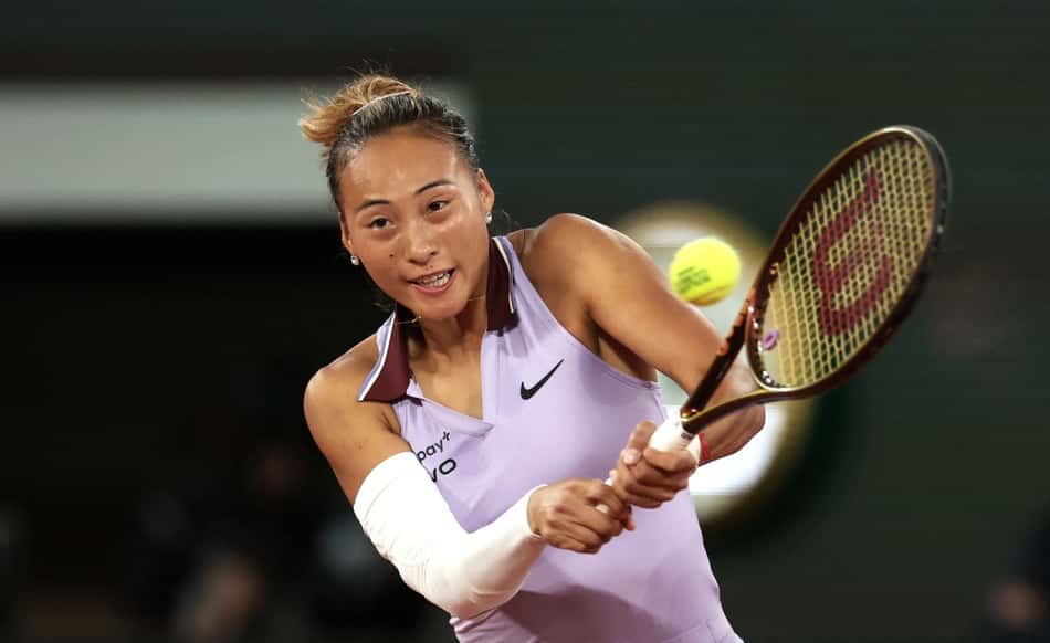 A chinesa Zheng Qinwen devolve a bola na partida contra a russa Anastasia Pavlyuchenkova em Roland Garros (Foto: Alain JOCARD / AFP)