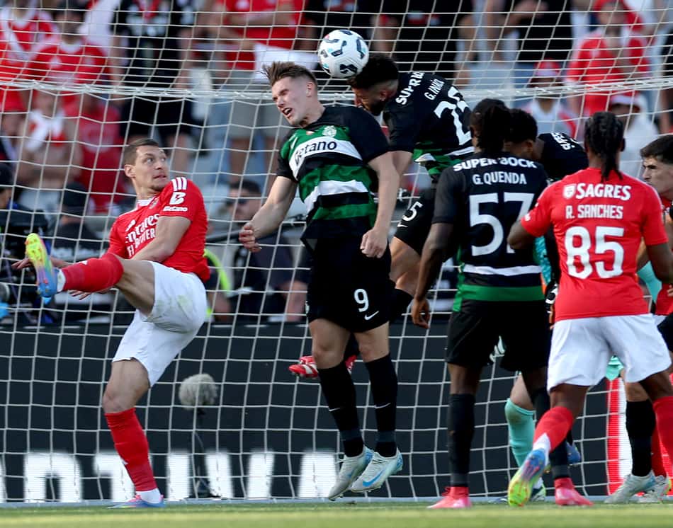 Possível punição do Benfica pode ser aplicada após polêmica com arbitragem em final contra o Sporting (Foto: CARLOS COSTA/AFP)