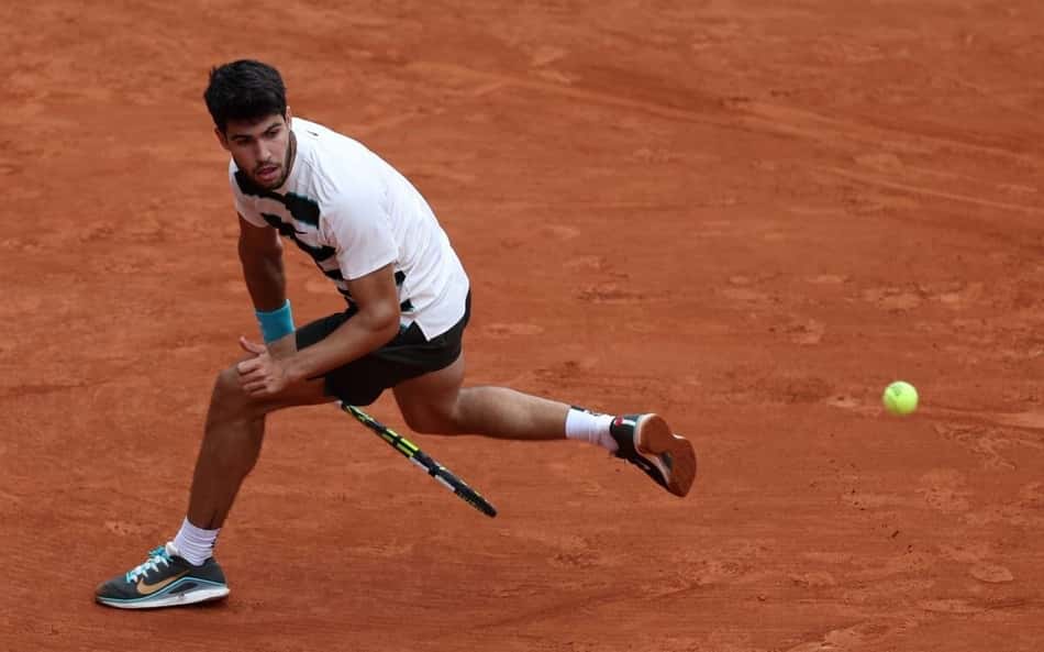 Alcaraz enfrenta algoz de João Fonseca em Roland Garros; onde assistir
