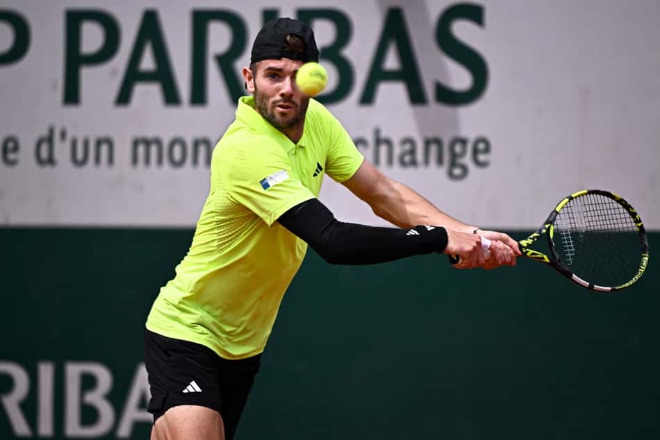 O britânico Jacob Fearnley devolve a bola na vitória sobre o súço Stan Wawrinka (Foto: JULIEN DE ROSA / AFP)