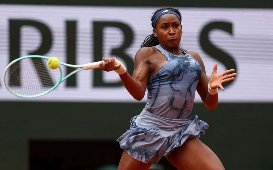 Campeã de Grand Slam esquece as raquetes em Roland Garros; vídeo