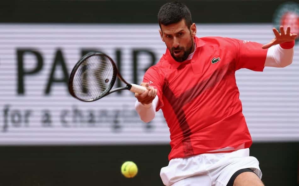 O sérvio Novak Djokovic na vitória sobre o americano Mackenzie Mcdonald em Roland Garros (Foto: Franck FIFE / AFP)