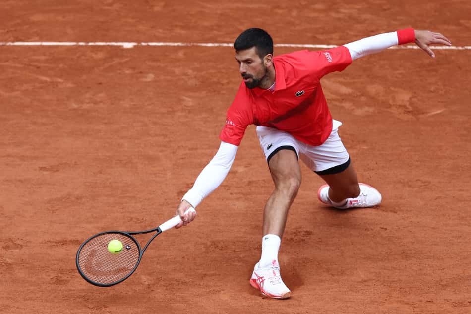 O sérvio Novak Djokovic na vitória sobre o americano Mackenzie Mcdonald em Roland Garros (Foto: Franck FIFE / AFP)