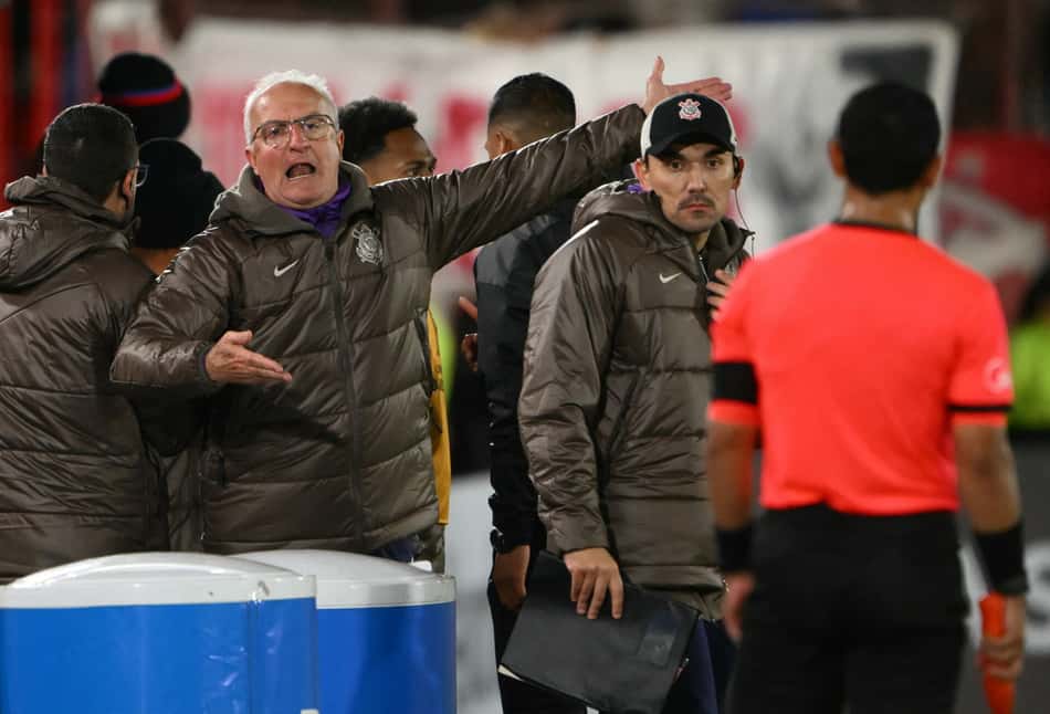 Time de Dorival não passou da primeira fase (Foto: Luis Robayo/AFP)