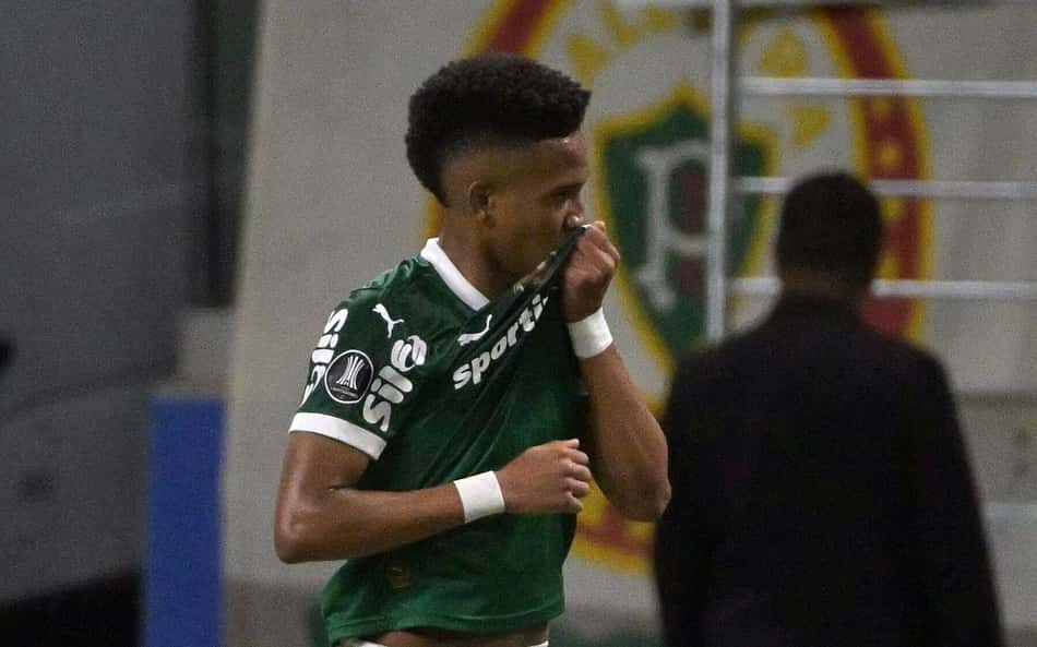 Estêvão se despede do Allianz com homenagem, golaço e passeio do Palmeiras