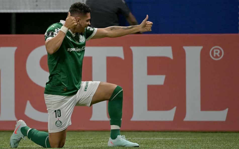 Paulinho marca e celebra noite especial no Allianz Parque após superar lesão grave