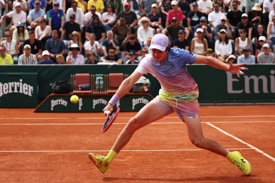 João Fonseca na partida contra o francês Pierre-Hugues Herbert em Roland Garros (Foto: Anne-Christine POUJOULAT / AFP)