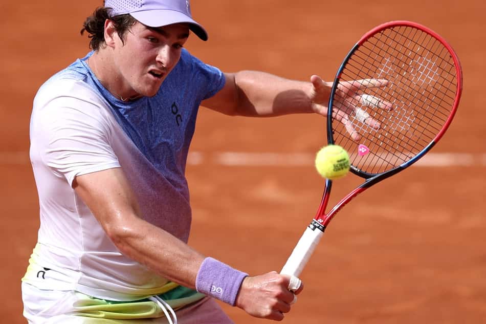 João Fonseca voleia na vitória sobre o francês Pierre-Hugues Herbert após a vitória em Roland Garros (FotoAnne-Christine POUJOULAT / AFP)